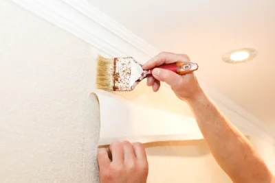Pose de papier peint à Flumet — revêtements muraux et toiles de verre